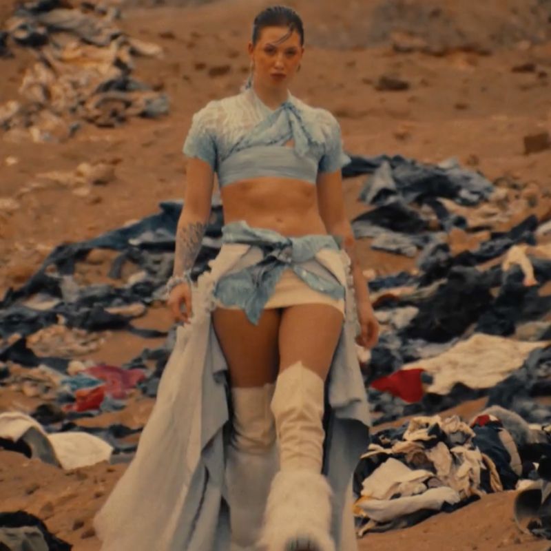 Pokaz mody na pustyni Atakama – największym wysypisku ubrań na świecie [WIDEO]