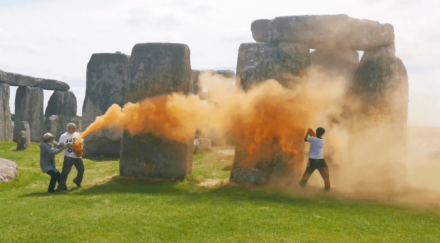 Aktywiści spryskali Stonehenge farbą. Skandal w Wielkiej Brytanii [WIDEO]