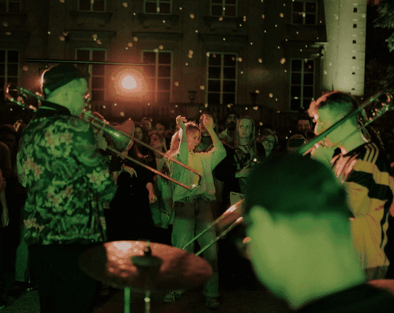 Powrót potańcówek. Warszawski Pląs łączy siły z warszawskim ASP