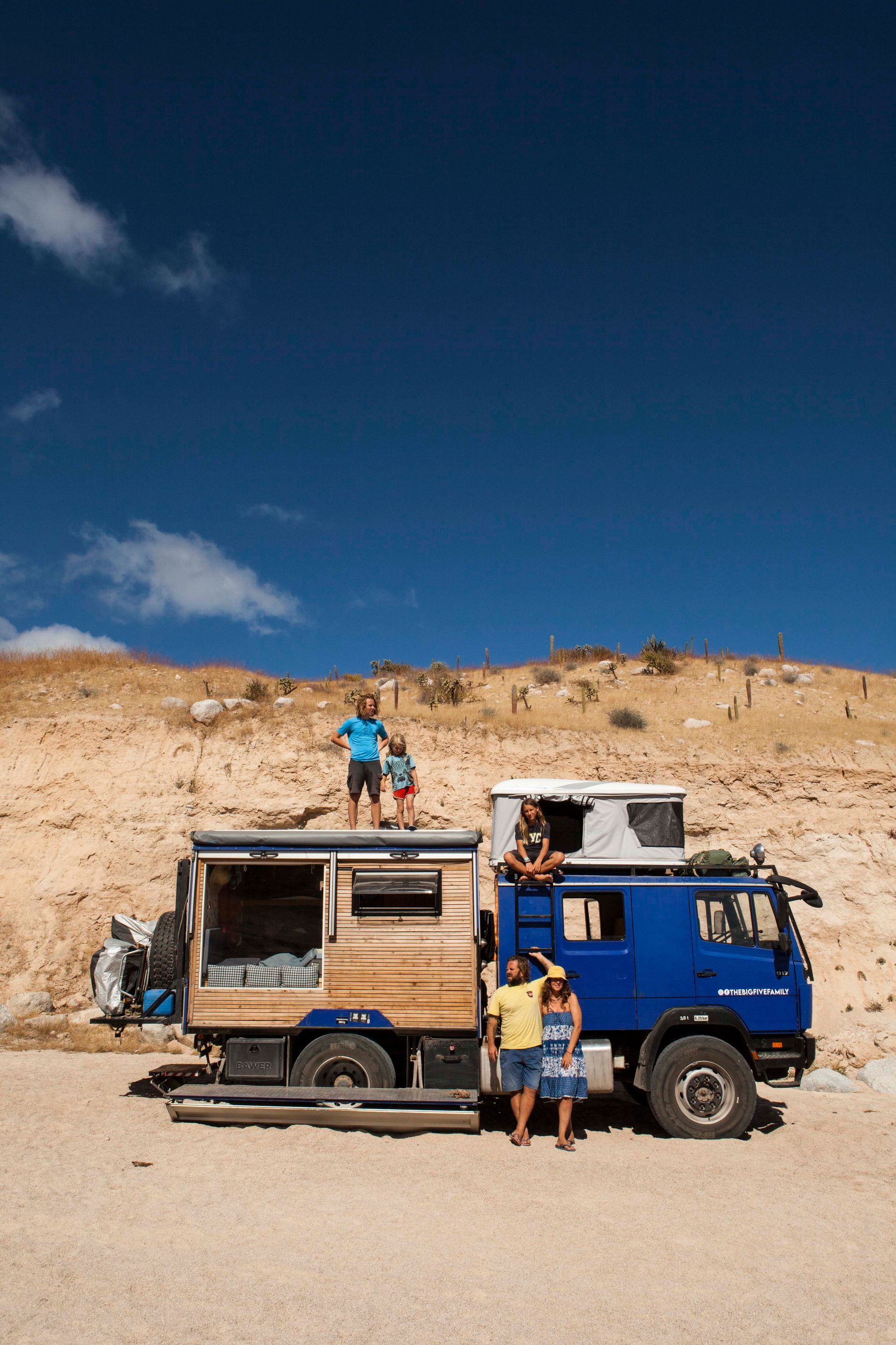 „Powiedziała, że wyruszają kamperem w podróż dookoła świata, w pogoni za słońcem”. Rozmawiamy z Agnieszką Kokowską, reżyserką filmu  „W stronę słońca”