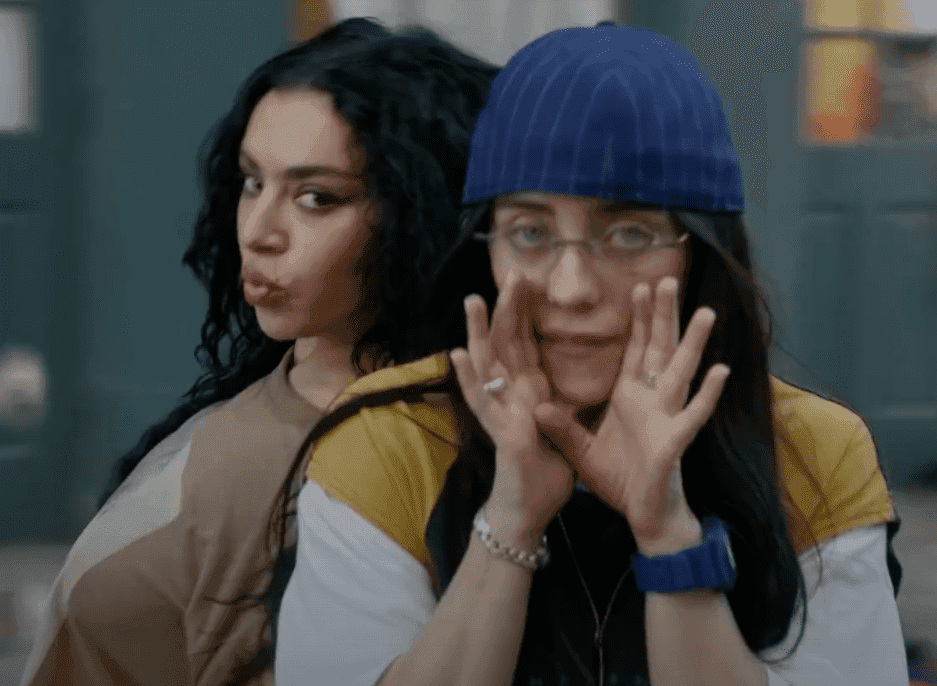 Charli XCX, Billie Eilish i stos bielizny. Artystki flirtują w seksownym klipie [WIDEO]