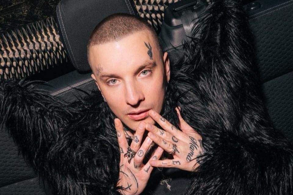 Smolasty odmówił zagrania koncertu. Fani odpowiadają: „Wypierdalaj!” [WIDEO]