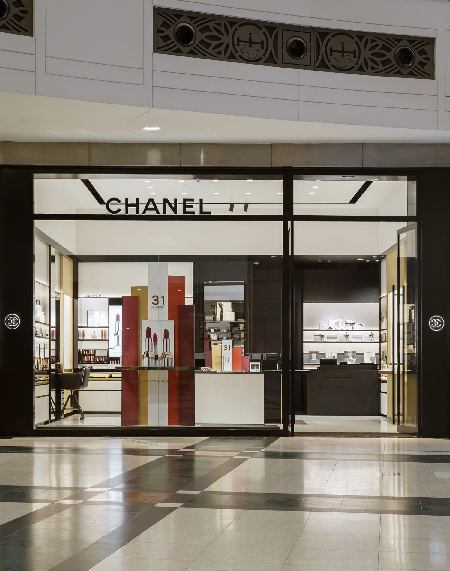 CHANEL otwiera drugi butik w Warszawie. Tutaj kupicie kultowe kosmetyk do makijażu i perfumy legendarnego domu mody