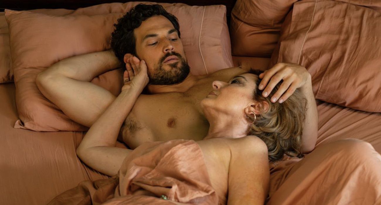 Starsza kobieta i młodszy mężczyzna. Ten pikantny erotyk to nowy hit Netflixa