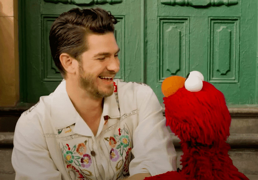 Andrew Garfield opowiada Elmo o śmierci matki. To wideo jest viralem!