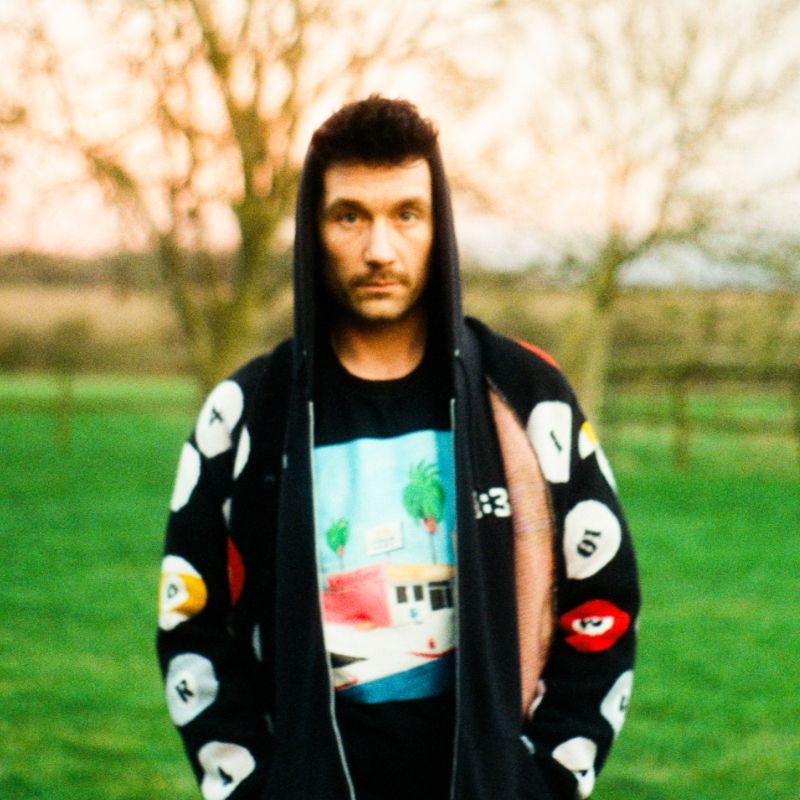 Dan Smith, Bastille: „Moi bliscy żyją dzięki dokonaniom Marii Skłodowskiej-Curie” [WYWIAD]