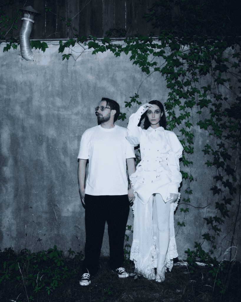 Ania Leon i Arek Kopera wydali mroczny krążek „Czas się bać!”. Inspo? Kino grozy!