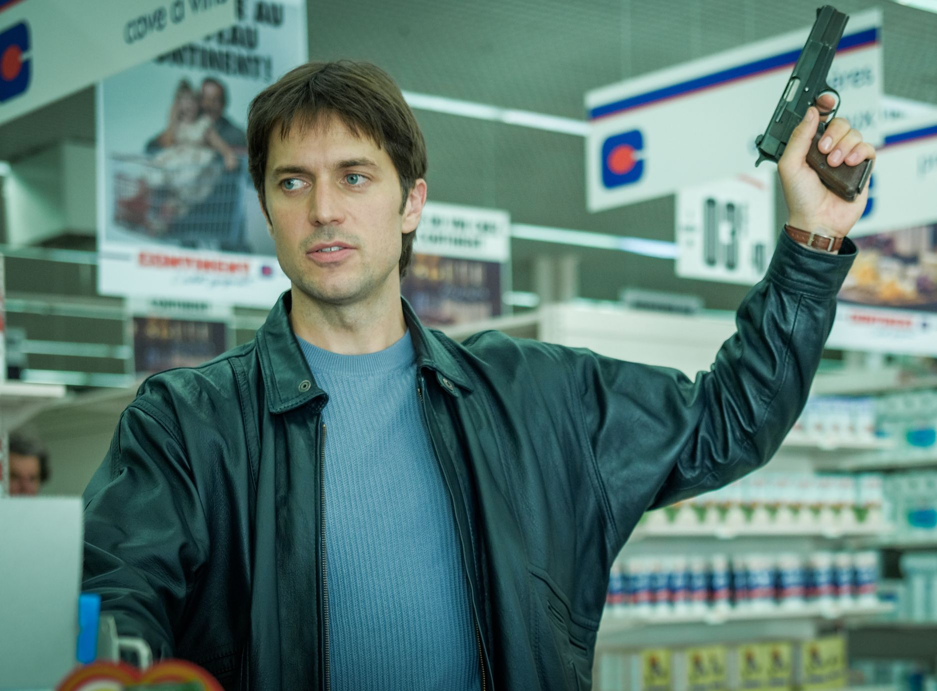 Lucas Bravo w roli legendarnego złodzieja. „We Francji bunt jest jak religia” [WYWIAD]