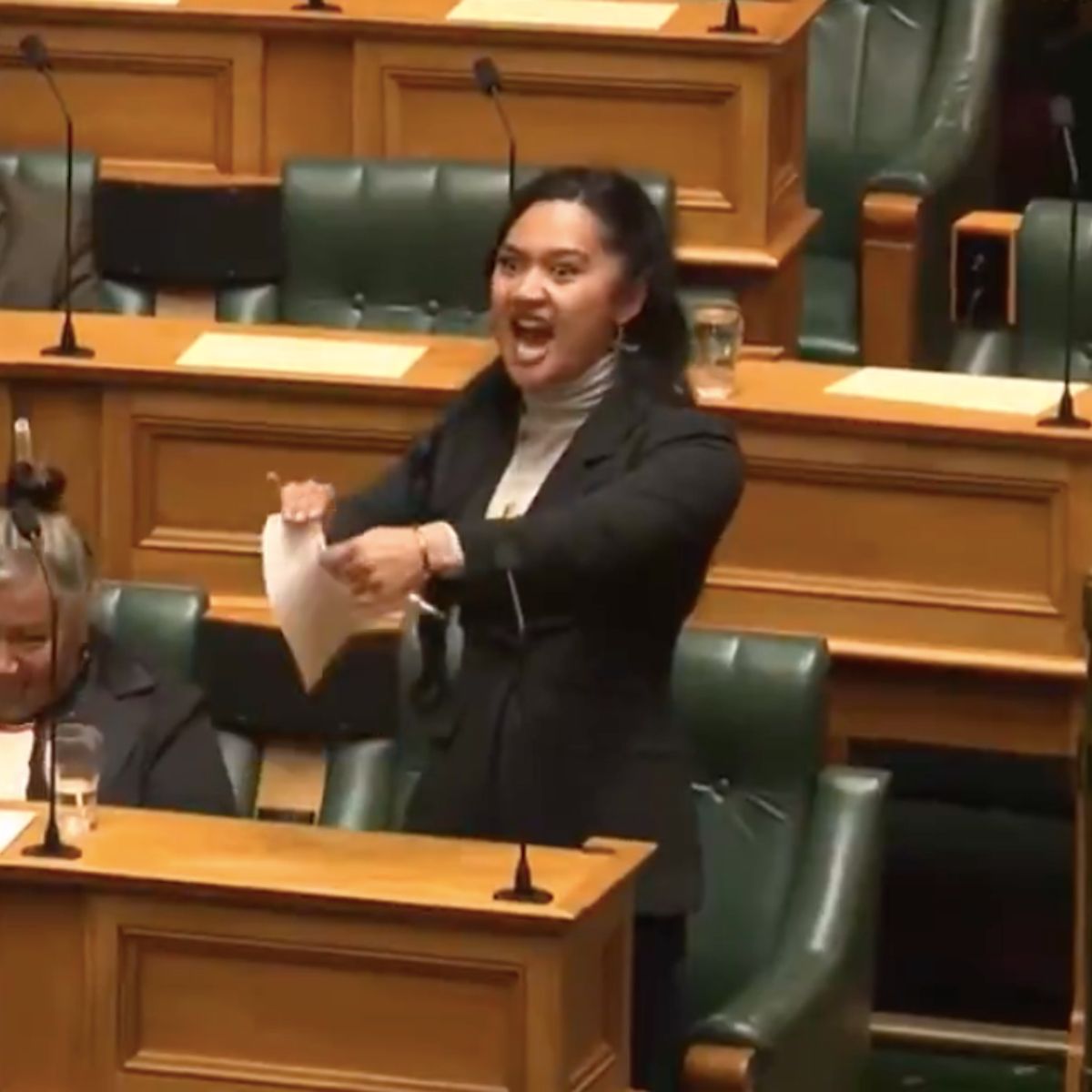 Taniec rytualny w parlamencie. Wszyscy mówią o nietypowym proteście [WIDEO]