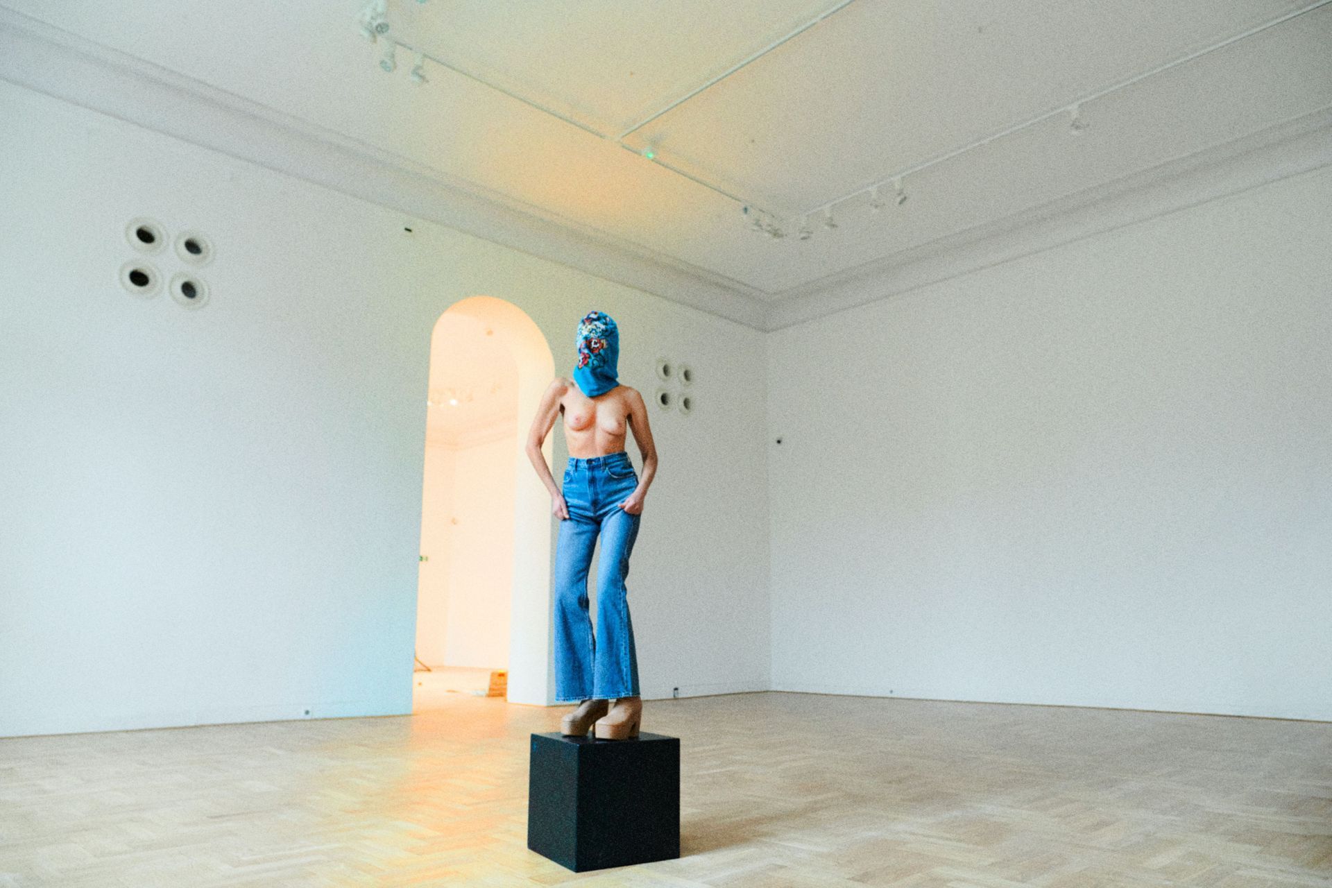 [Z archiwum K MAG] Czy sztuka bez odbiorców ma znaczenie? Rozmawiamy z naczelną prowokatorką Katarzyną Kozyrą [WYWIAD I SESJA]