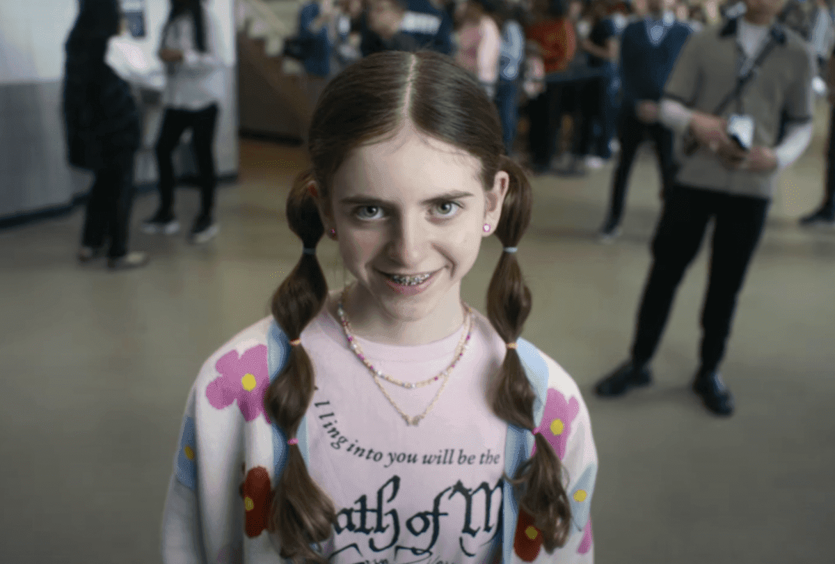 „Uśmiechnij się 2” – świetny horror, który mąci widzowi w głowie [RECENZJA]