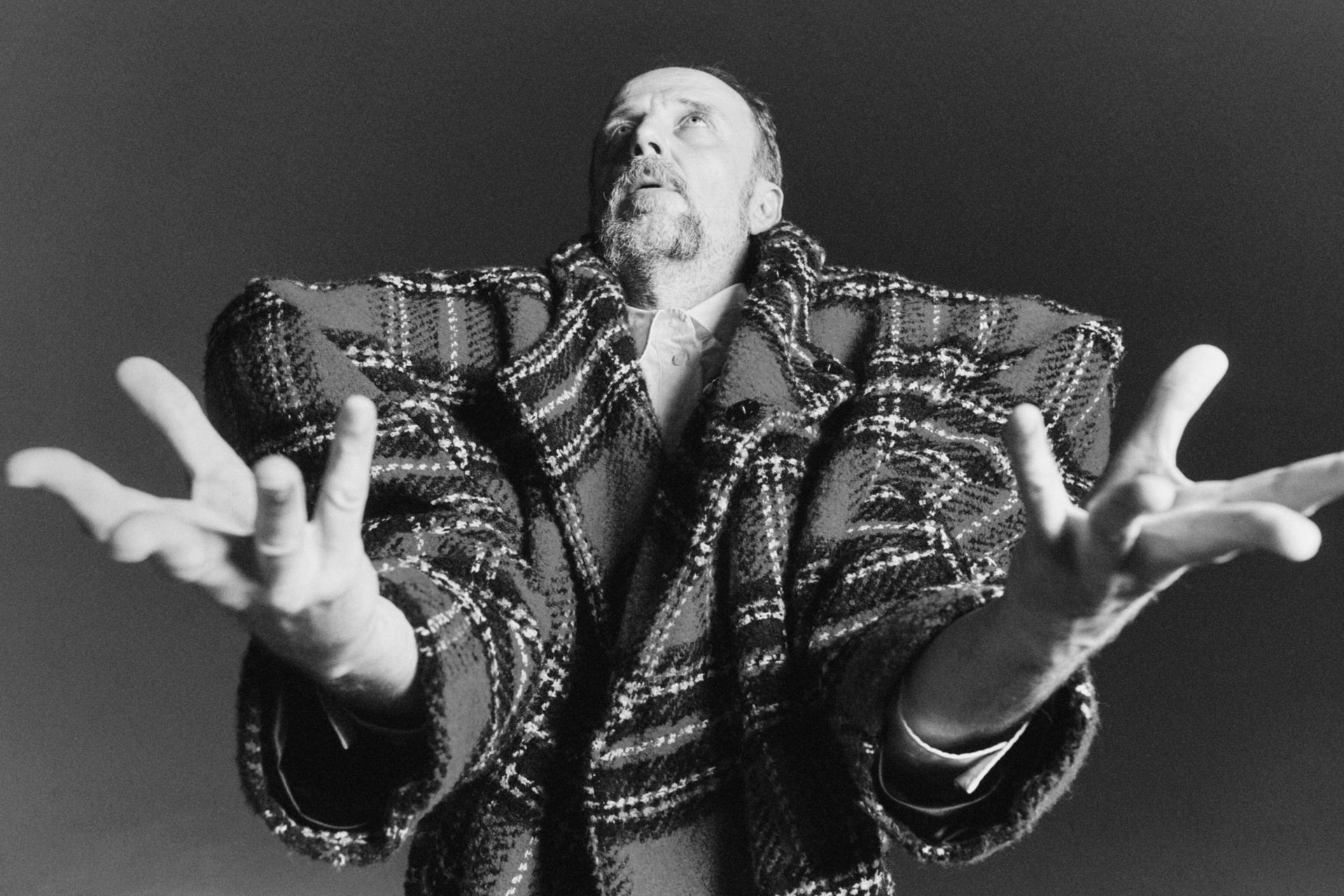 Łukasz Simlat: „W Polsce mamy tendencję do myślenia, że komedia musi być prosta, a dowcip zerojedynkowy” [WYWIAD I SESJA]