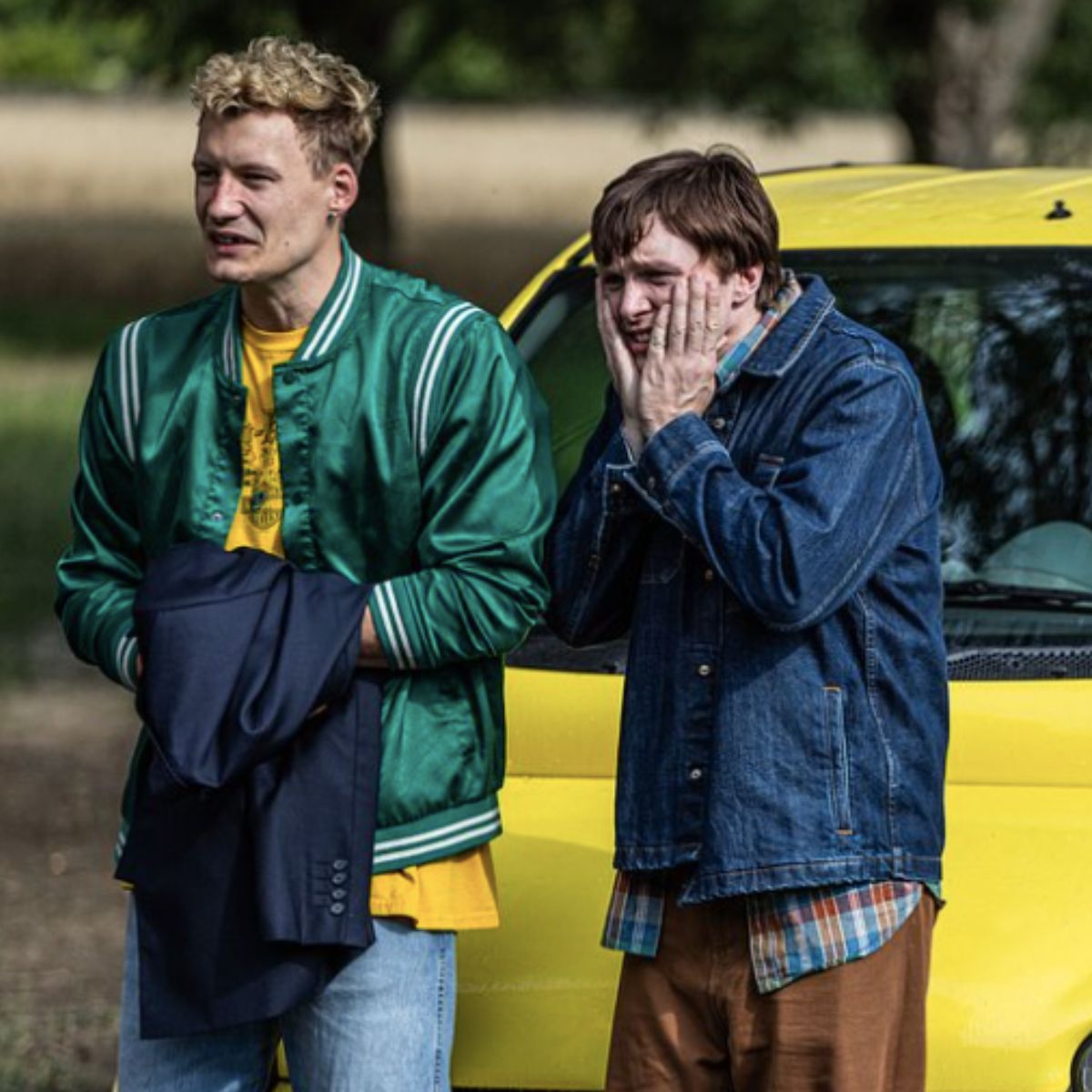 „Te absurdy śmieszą” – mówi Tomasz Włosok. Byliśmy na planie serialu „Edukacja XD” [RELACJA]