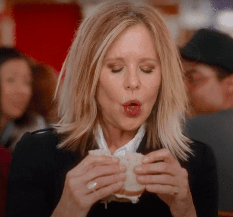 Meg Ryan i Billy Crystal odtworzyli kultową scenę orgazmu z filmu „Kiedy Harry poznał Sally” [WIDEO]