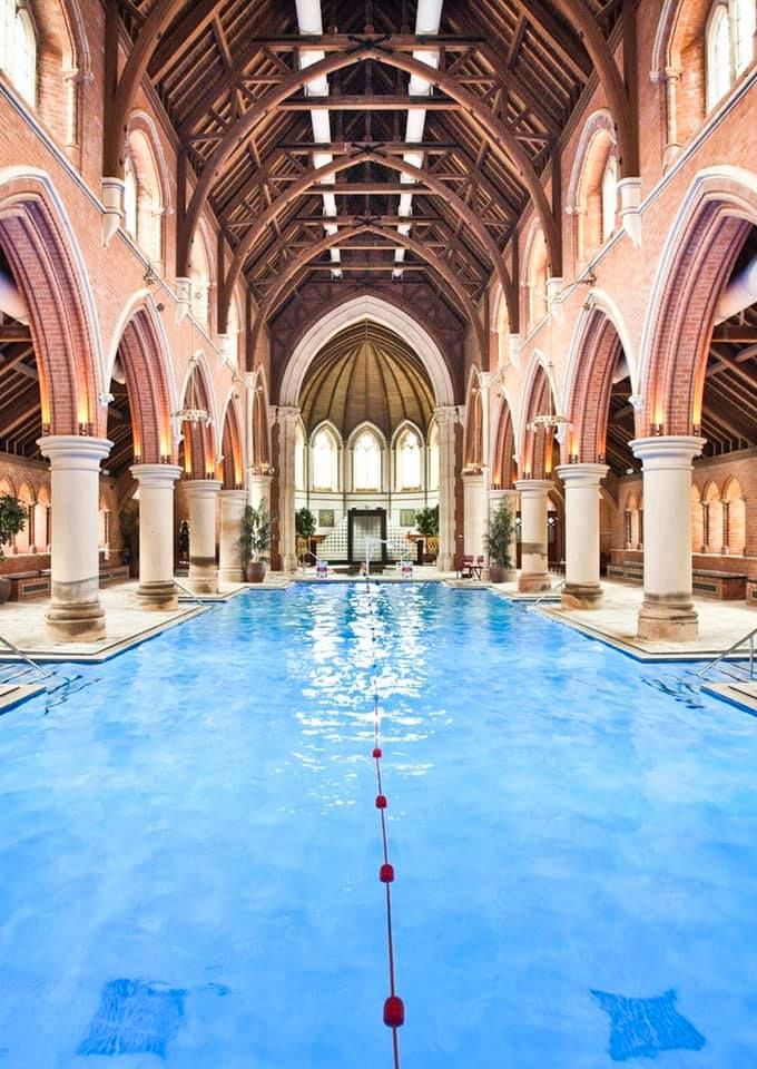 Święta woda, świeckie pływanie – otwarto pierwszy basen w Kościele