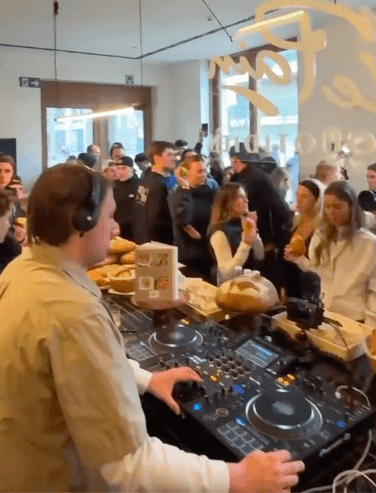 Coffee raves, czyli poranne melanże przy kawie. Nowy, gorący trend dotarł już do Polski [WIDEO]