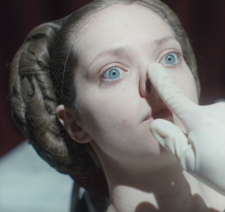 Mroczna reinterpretacja baśni o Kopciuszku zachwyca i obrzydza. Ten film pokochają fani „Substancji” [RECENZJA]