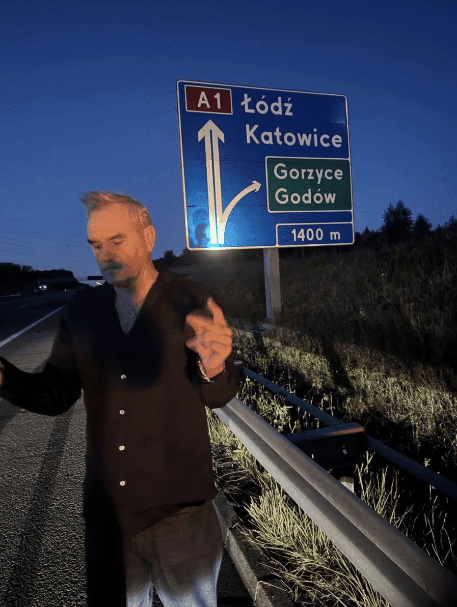 You are now entering Poland. Lider zespołu The Smiths pozuje z polskim znakiem