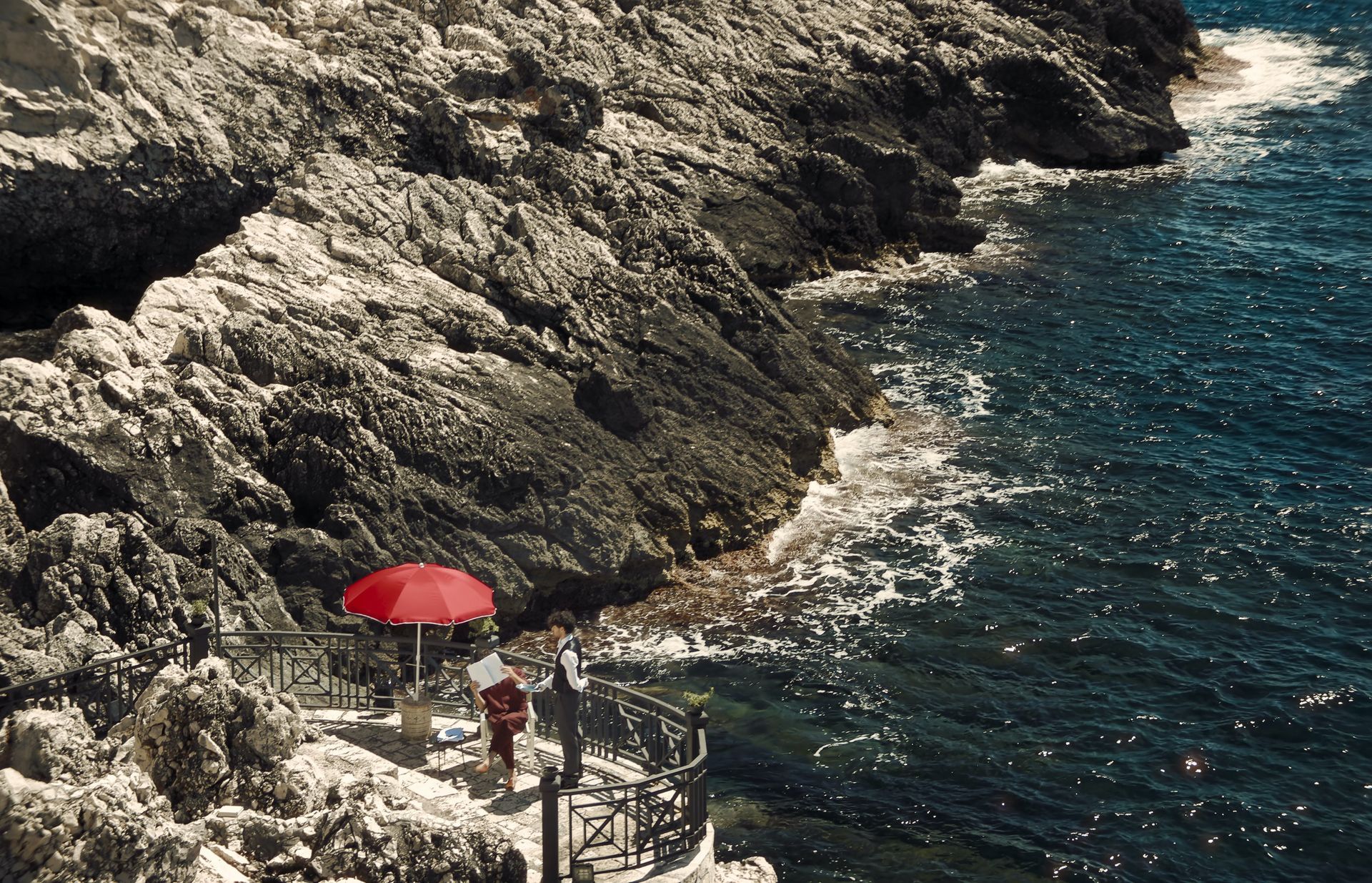 Najpiękniejsze momenty nie muszą być planowane. Koniec wakacji spędzamy jak Jonathan Bailey – na lekkich i spontanicznych spotkaniach