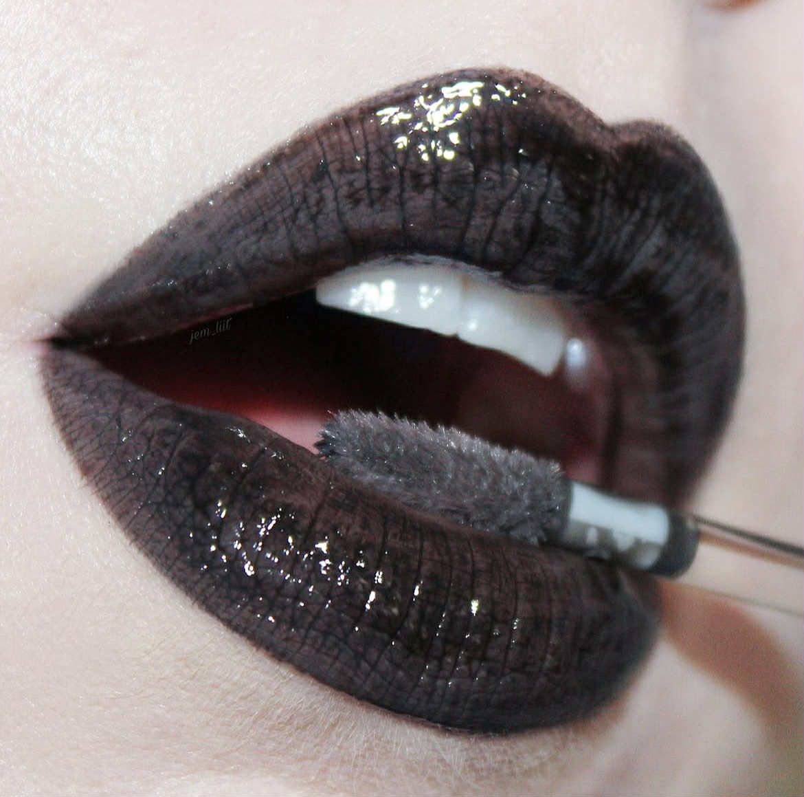 Zwiewny gotyk. Czy czarna szminka będzie trendem na to lato?