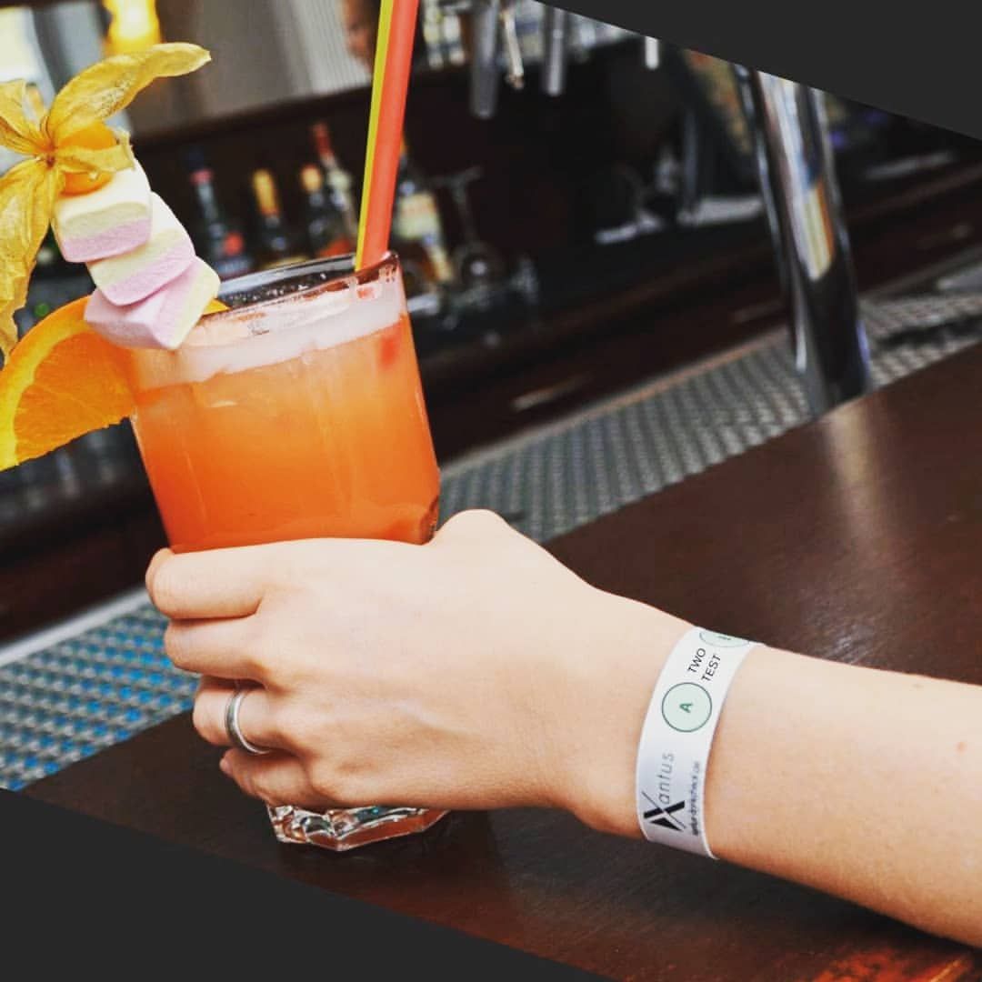 Bransoletka, która wykrywa pigułki gwałtu w napojach. Jest już na rynku