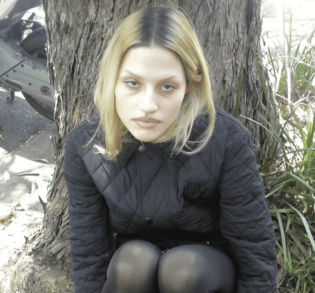 Koniec z „clean girl aesthetic” – czas na wielki powrót „messy chic”