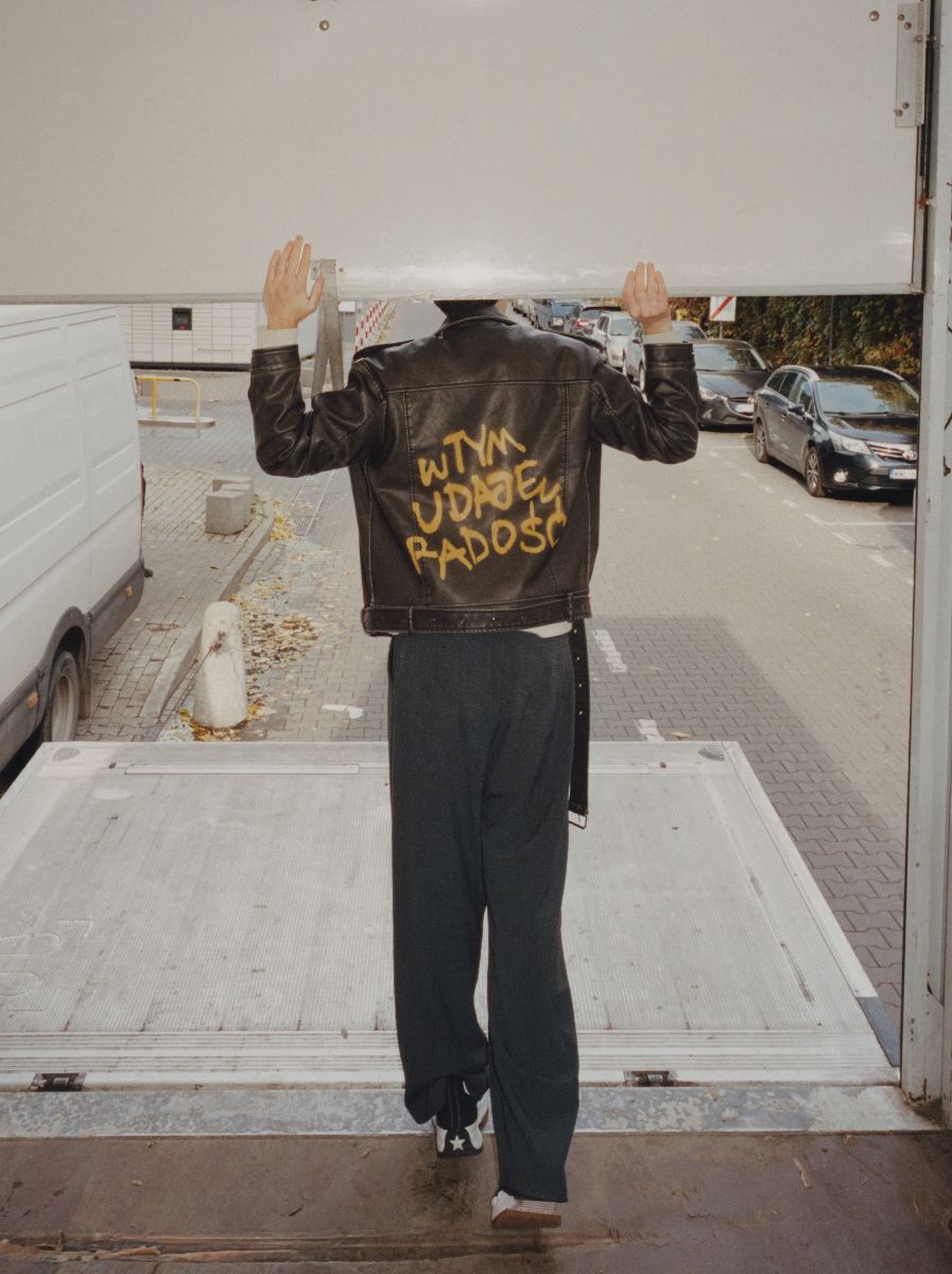 Pod kapturem skrywam lęk. Answear.com obala mity wokół zdrowia psychicznego mężczyzn