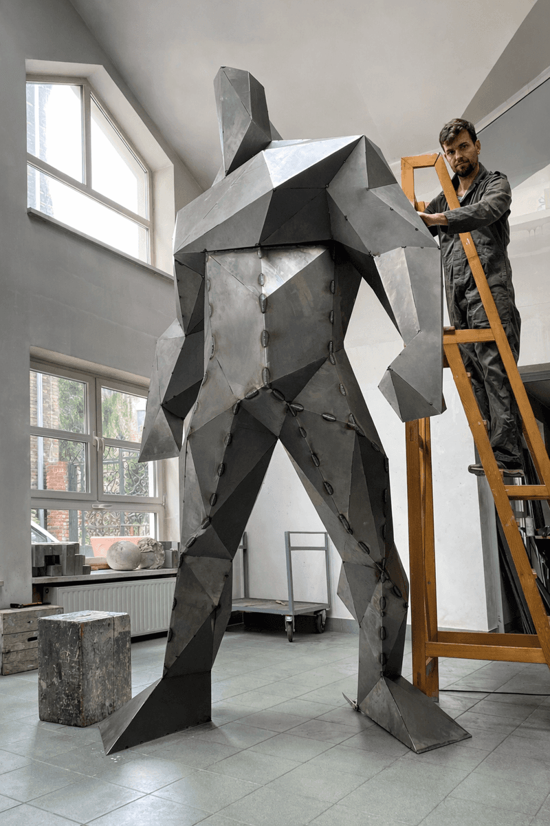 Paweł Orłowski pracujący nad instalacją Pink Bot, fot. Kris Marchlak 