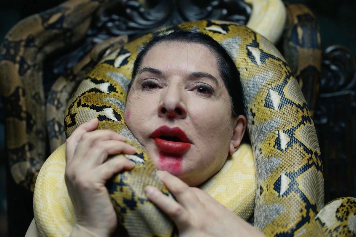 Marina Abramović umiera siedem razy. To uleczy twoje złamane serce