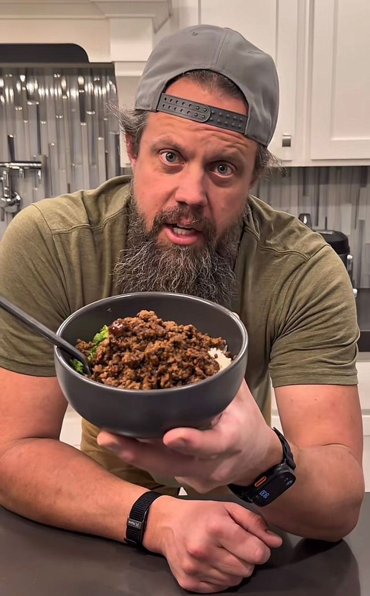 Trend na „boy kibble”, czyli posiłki inspirowane psią karmą