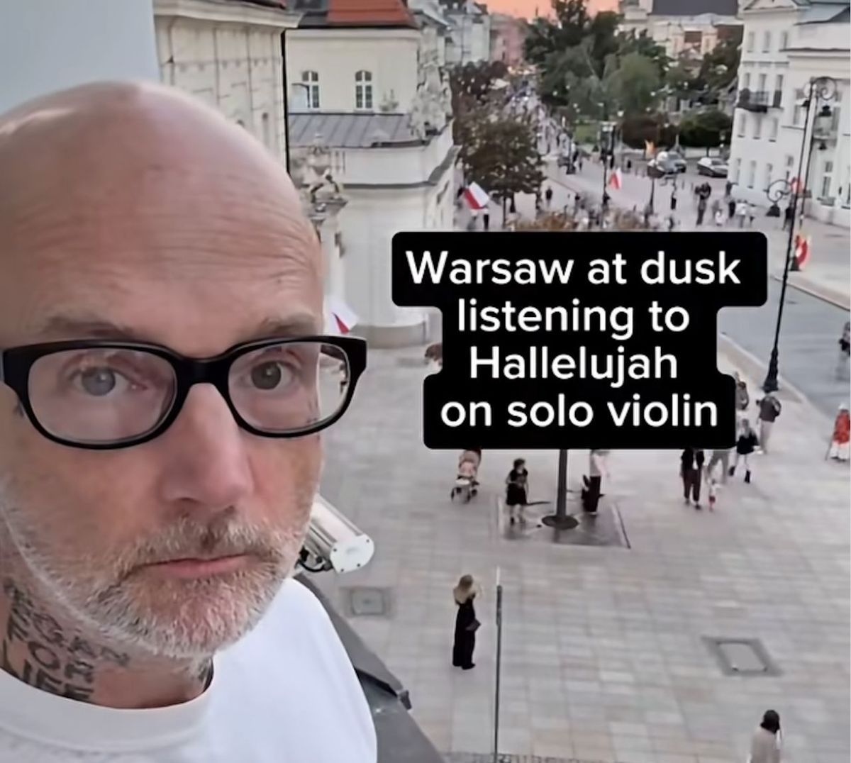Moby nagrał uliczną skrzypaczkę na Krakowskim Przedmieściu. Wiral z Warszawy [WIDEO]