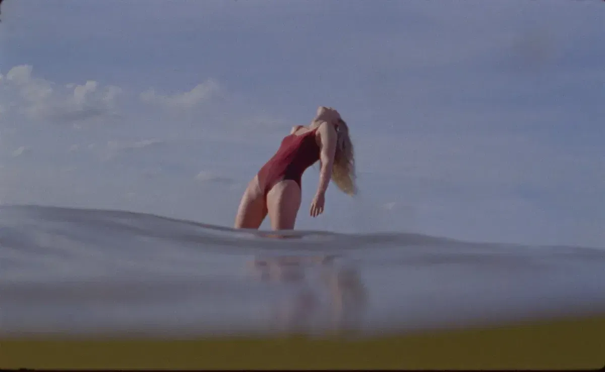 Mocny debiut Kristen Stewart. „Chronologia wody” już w kinach [RECENZJA]