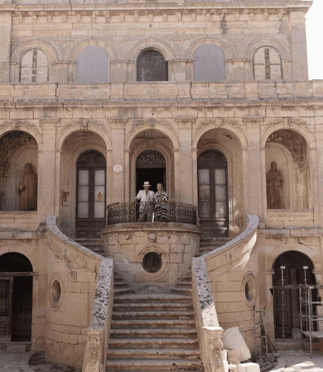 Omenaa Mensah prezentuje wystawę na Malta Biennale. Otwiera też polskie centrum sztuki
