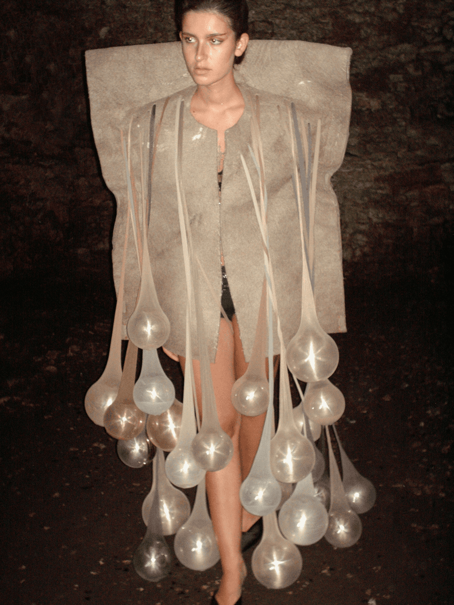 „Flaws ‘22 by Alex Hayel”, fot. Alex Hayel, modelka Zuza Kacperczyk