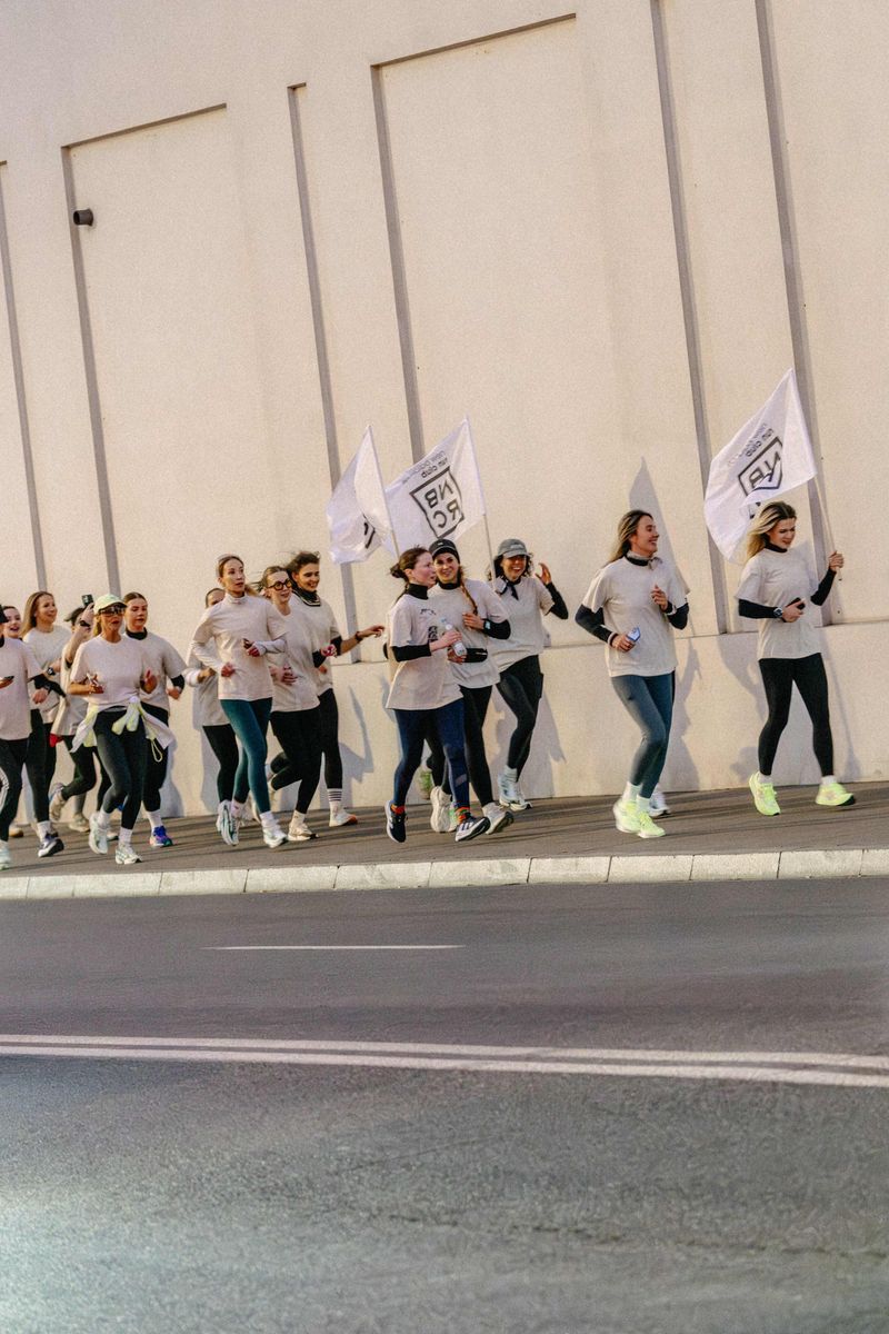 Maratoński weekend z New Balance Run House. Shake Out Run, Cheer Zone i wiele więcej