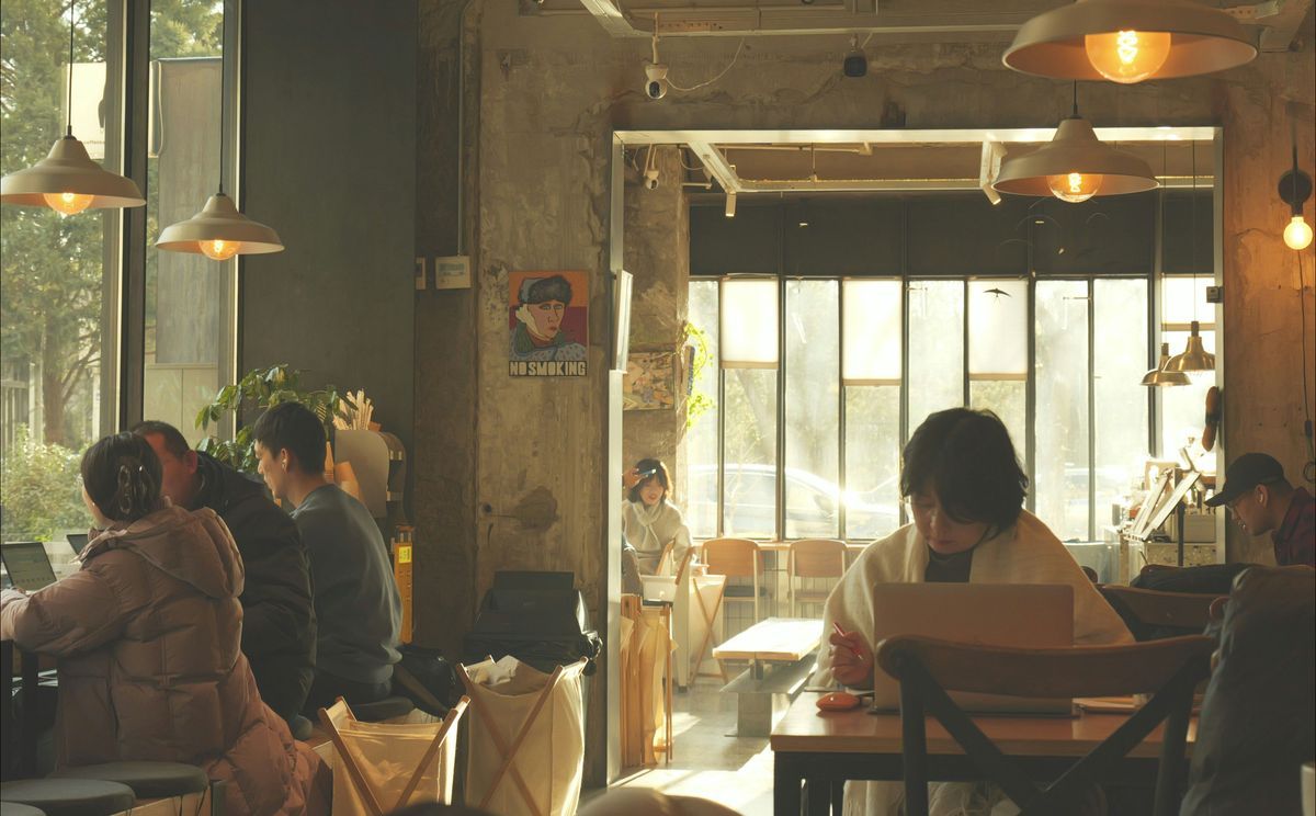 Architektura samotności – jak przestrzenie publiczne izolują nas zamiast łączyć