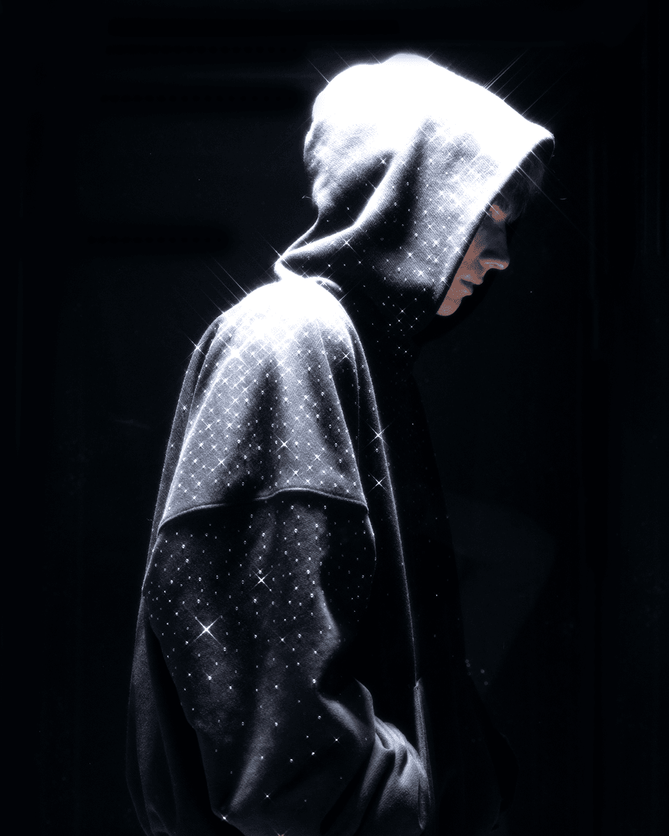 Luksusowy streetwear. Komplet polskiej marki ozdobiony kryształami Swarovskiego