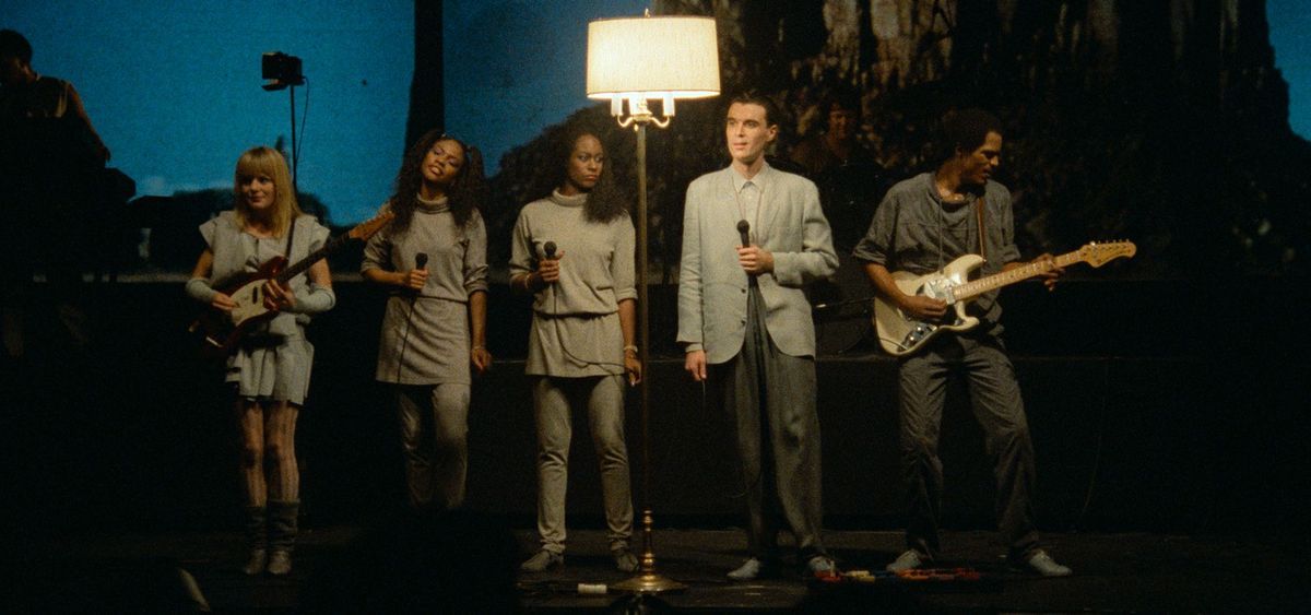 fot. kadr z filmu  „Stop Making Sense” / materiały prasowe Gutek Film