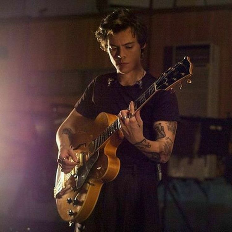 Efekt muzyka – na czym polega atrakcyjność chłopaka z gitarą ?