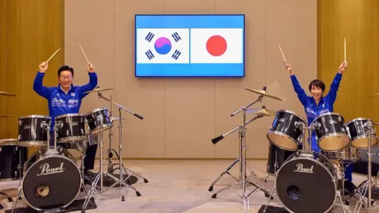 Perkusja zamiast protokołu: Takaichi i Lee zagrali K-pop po szczycie w Narze [WIDEO]