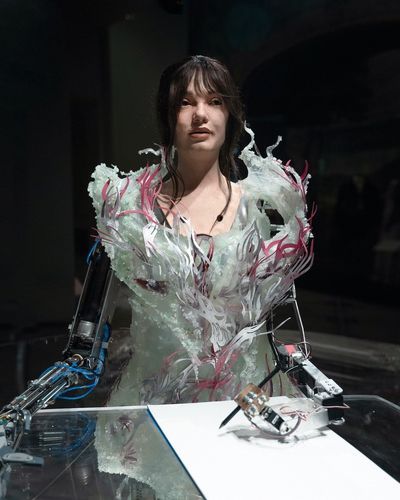 Artystka-androidka Ai-Da w roli modelki podczas London Design Festival