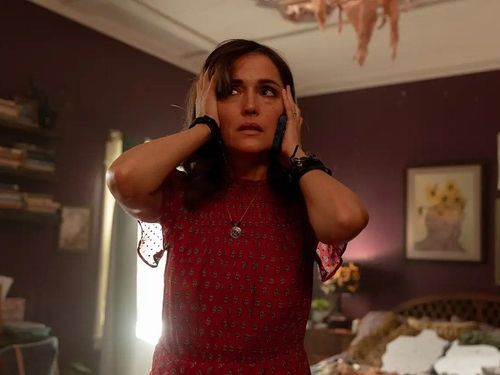 Rose Byrne kontra świat. „Kopnęłabym cię, gdybym mogła” to film, który boli tam, gdzie trzeba [RECENZJA]