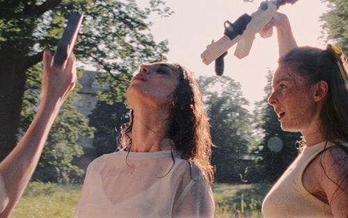 „Glorious Summer” wkrótce w kinach. Czy życie w beztroskim raju jest warte utraty wolności?