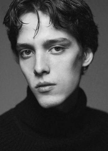 Brud jako manifest na pokazie Prady jesień/zima 2026. Pokaz otworzył polski model 