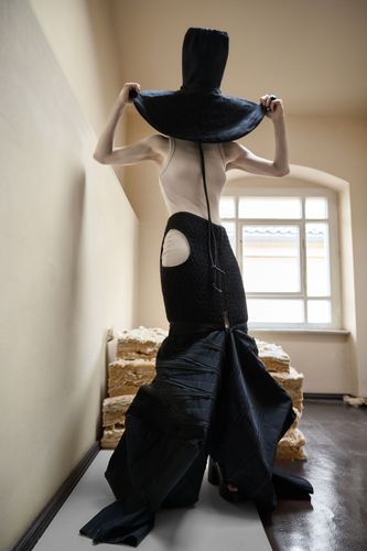 „Moda nie może być ekologiczna. Może być świadoma”. Rozmawiamy z Iriną Dzhus o modzie, traumie i woli życia [WYWIAD]