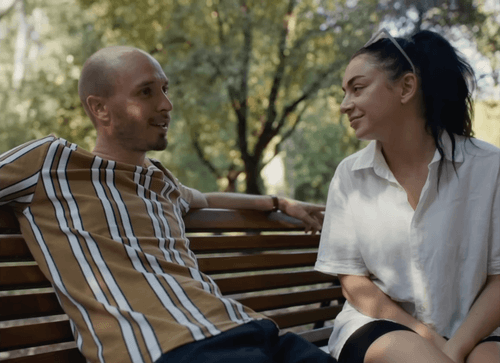 Charli XCX mówi po polsku w zwiastunie „Erupcji” [WIDEO]