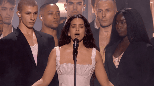 „Berghain” pierwszy raz na żywo. Monumentalny występ Rosalíi z Björk na gali Brit Awards