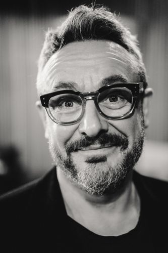 „Romans się skończył. Podajemy sobie dłonie i idziemy swoją drogą”. O nowej płycie rozmawiamy ze Spiętym [WYWIAD]