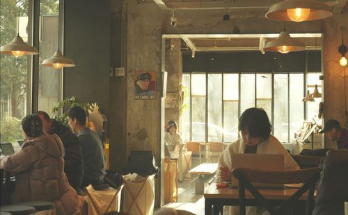 Architektura samotności – jak przestrzenie publiczne izolują nas zamiast łączyć