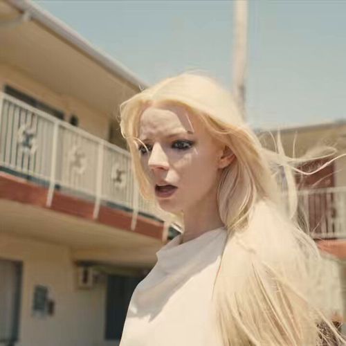The Rolling Stones z Robertem Smithem. W teledysku Anya Taylor-Joy 